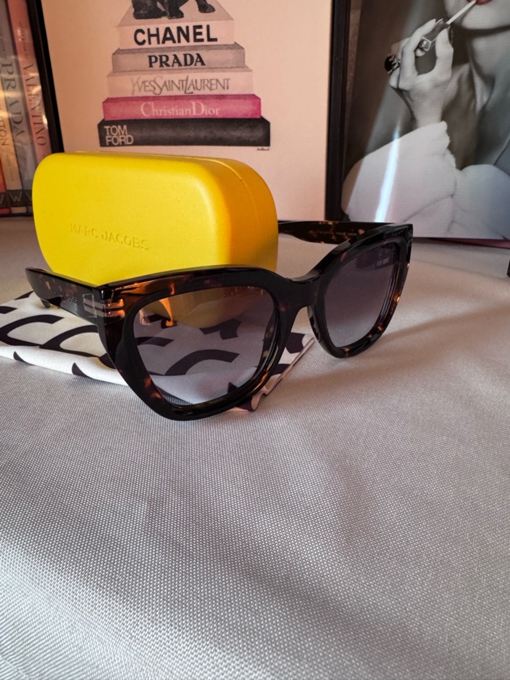 Marc Jacobs Tortoiseshell Frame Sunglasses with Yellow Case. NWOT - Picture 4 of 7